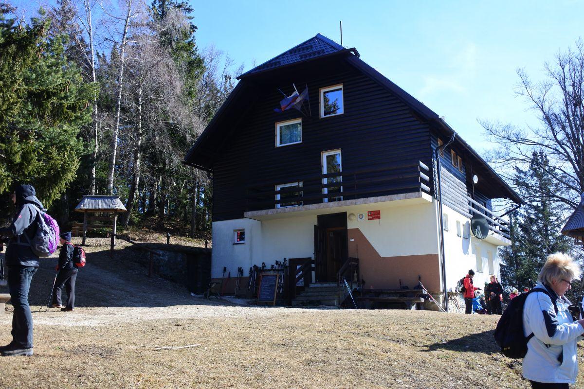 Planinci so se ob sončnem vremenu podali na 27. pohod v spomin na Jožeta Šisernika