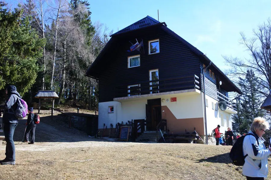 Planinci so se ob sončnem vremenu podali na 27. pohod v spomin na Jožeta Šisernika