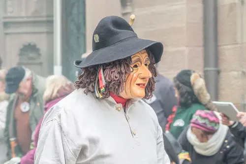 Policija opozarja: Za volan le trezni in brez pustnih mask