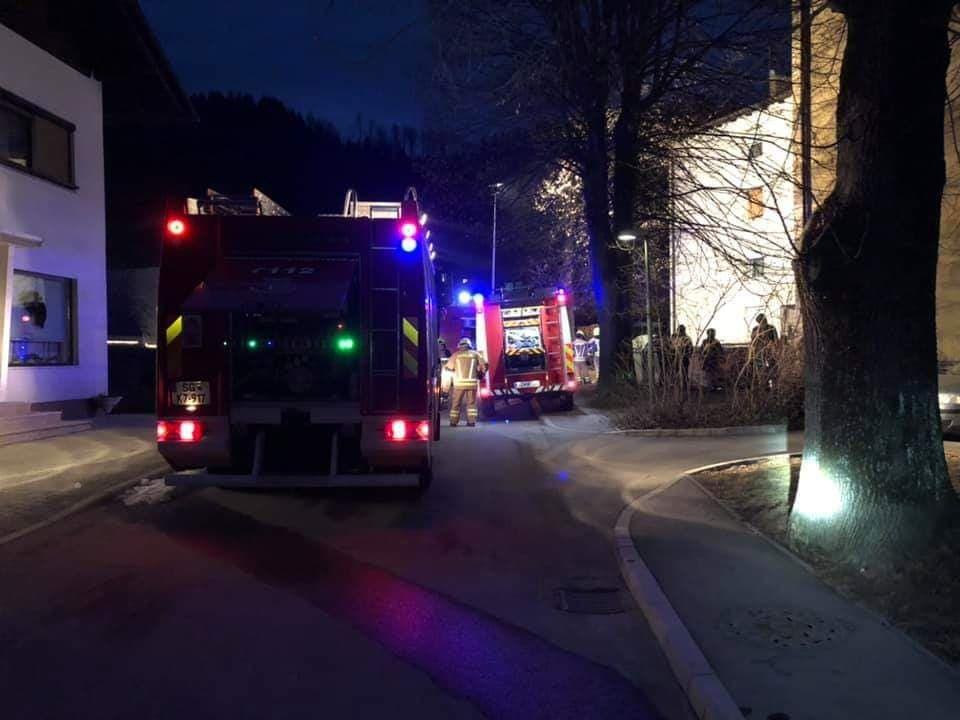 Preplah v Mežici: Zaradi vonja po plinu evakuirali 15 stanovalcev