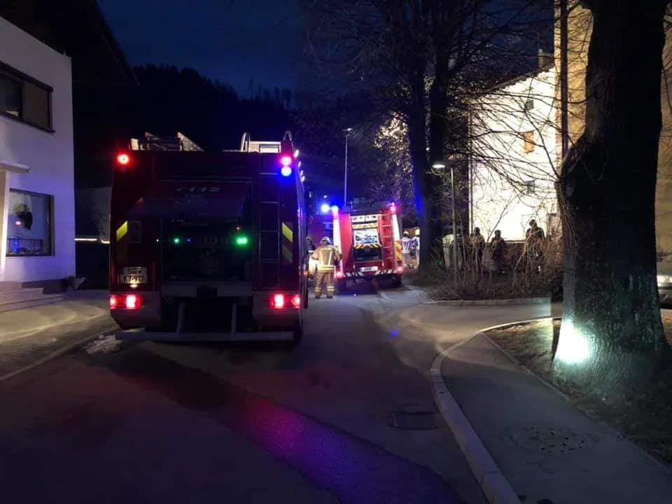 Preplah v Mežici: Zaradi vonja po plinu evakuirali 15 stanovalcev