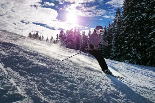 Na Pohorju se je poškodovala smučarka, na smučišču Bukovnik smučar