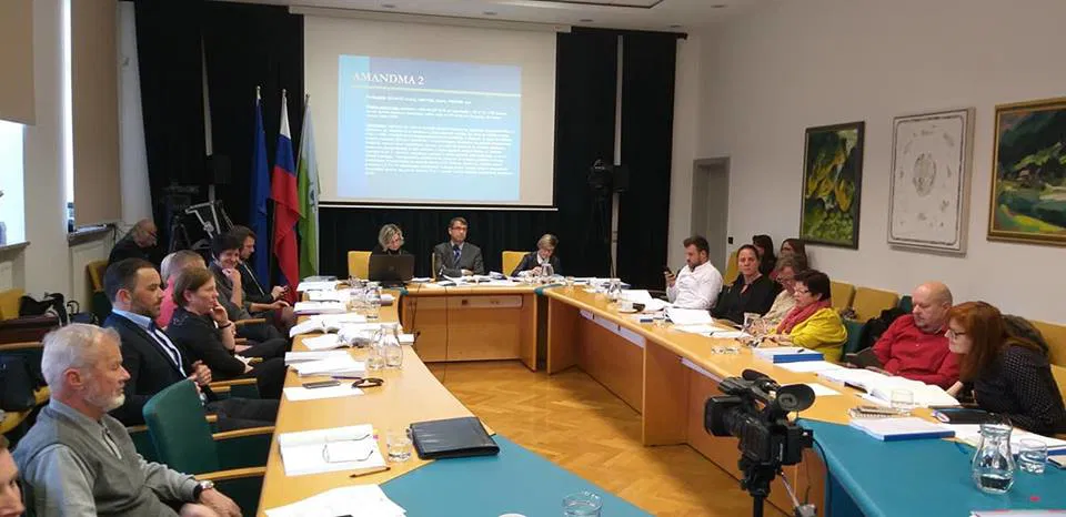 Na Ravnah sprejeli letošnji občinski proračun vključno z "razvpito" tribuno