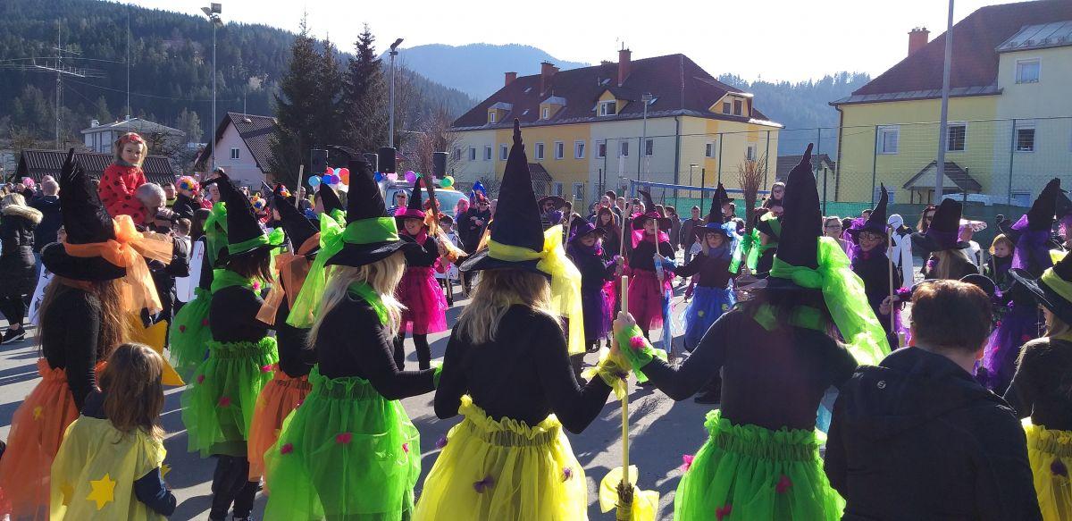 Pustni torek prinaša sladkanje s krofi, otroško rajanje, pokop pusta in prodajo plohov