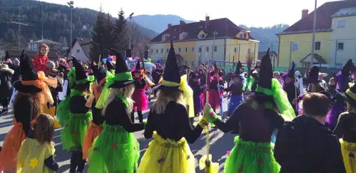 Pustni torek prinaša sladkanje s krofi, otroško rajanje, pokop pusta in prodajo plohov