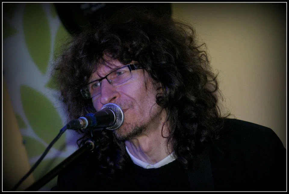 Adi Smolar ne podpira trenutnih ukrepov. Zaradi pogoja PCT odpovedal koncerte, cepil se ne bo