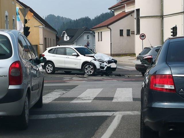 FOTO: V Slovenj Gradcu trčili osebni vozili