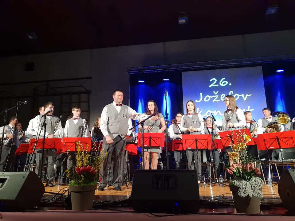 FOTO: Kmečka godba Pernice z Jožefovim koncertom na Muto privabila množico obiskovalcev