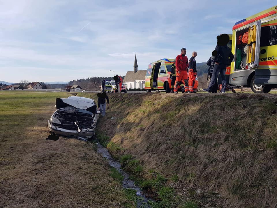 V popoldanski prometni nesreči poškodovane tri osebe