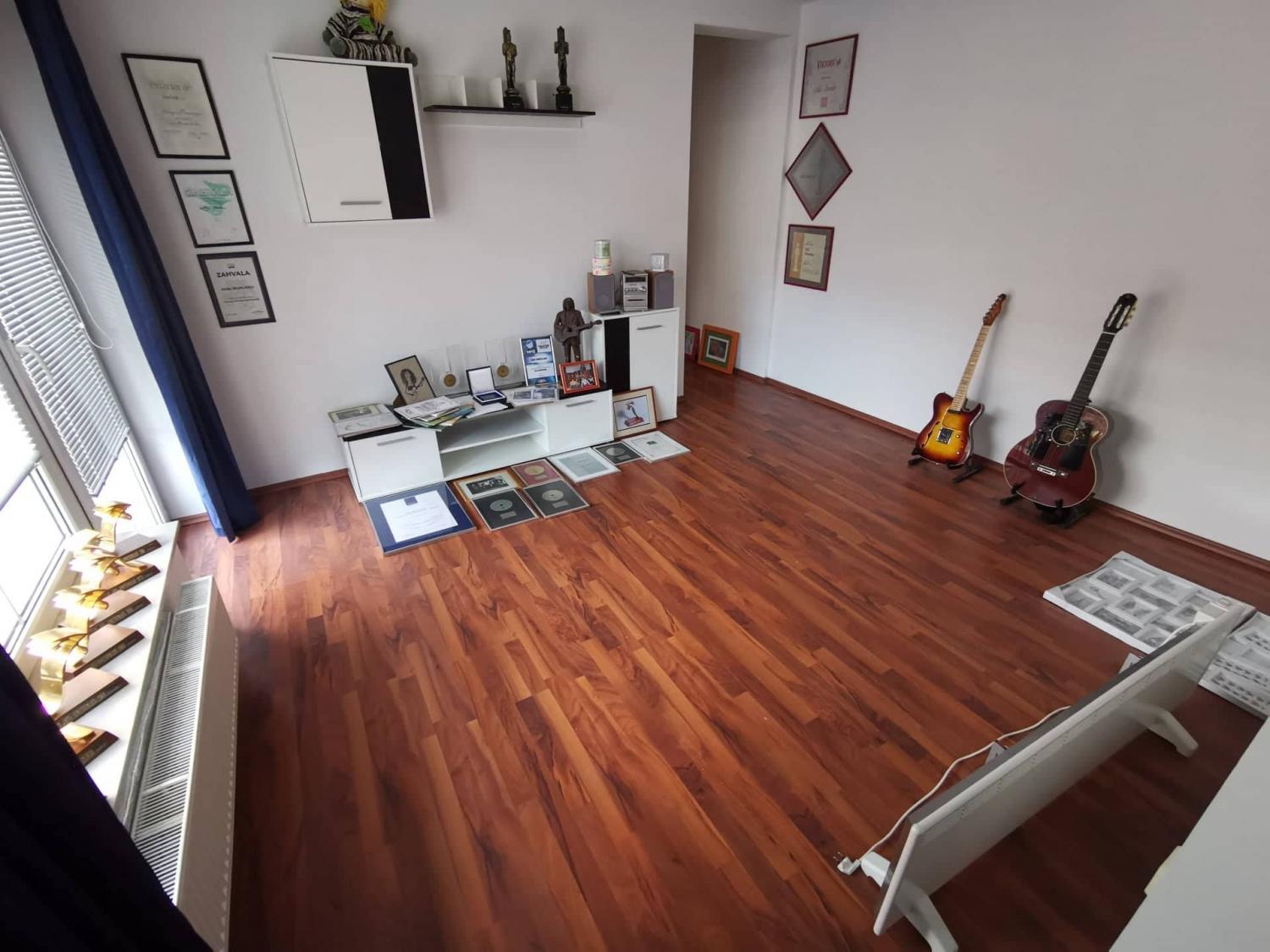 FOTO: V Slovenj Gradcu bodo v čast Adiju Smolarju odprli sobo z njegovimi dosežki