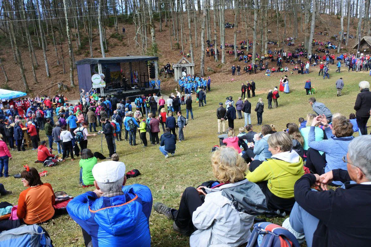 FOTO: Več kot 7000 pohodnikom po Jurčičevi poti so se pridružili tudi planinci iz Mislinje