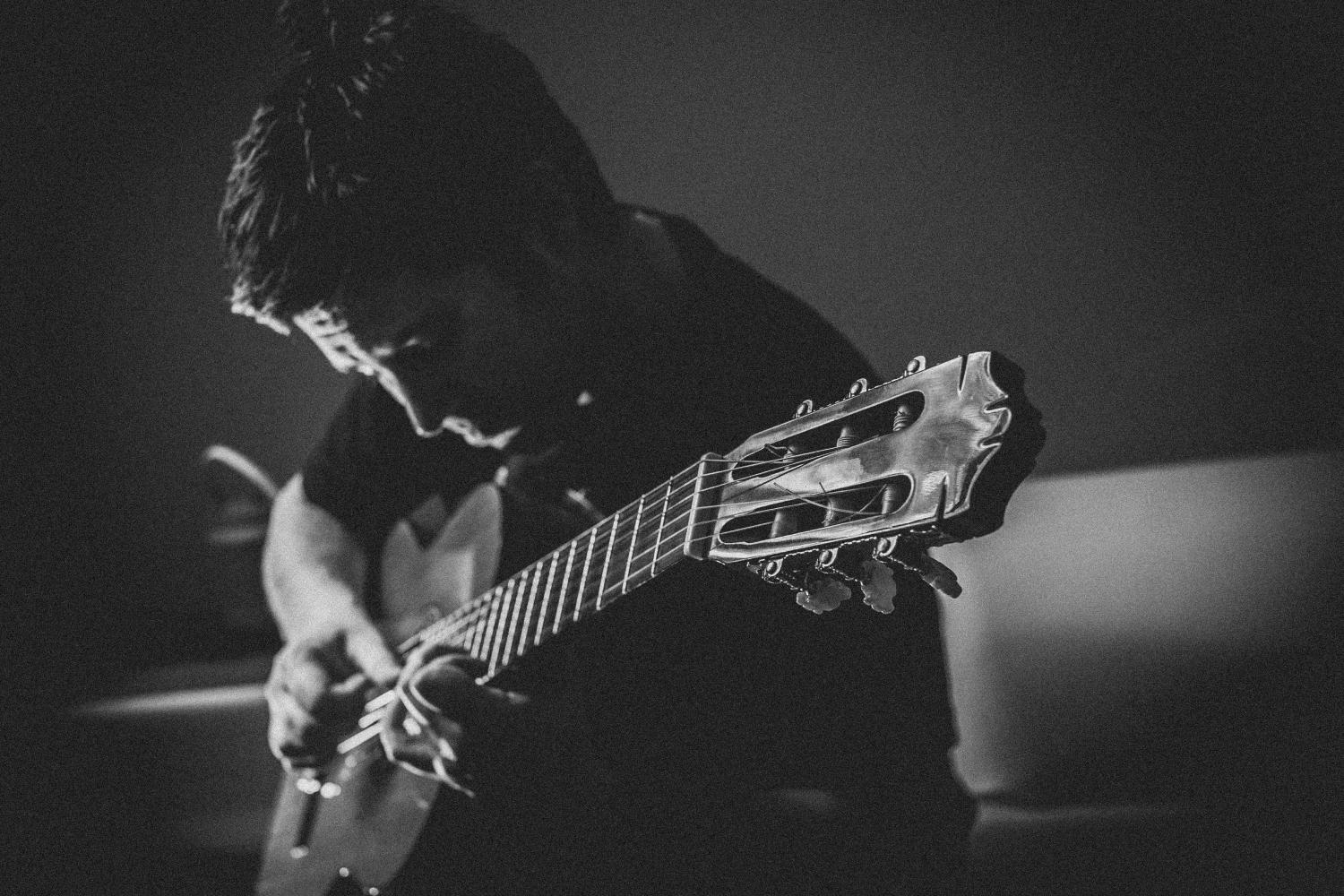 VIDEO: Dejan Dimec preseneča z novo skladbo "Valček za té"