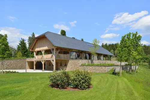 FOTO in VIDEO: Na Vrhah preuredili zapuščen koroški skedenj v edinstveno hišo