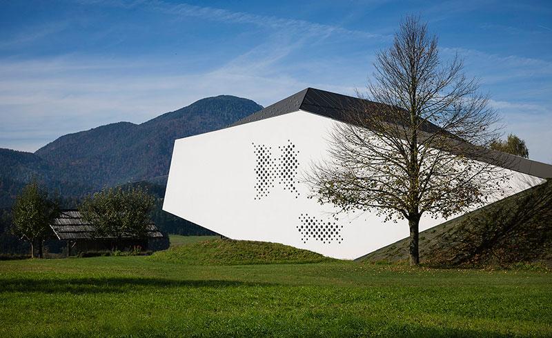 Hibrid med terenom in stavbo: Hiša NB na planoti nad Mislinjsko dolino