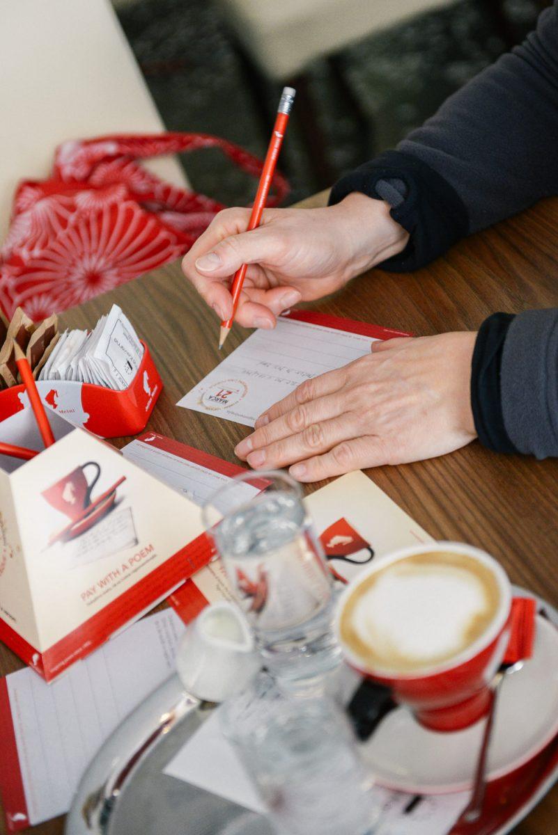 Navdihujoči trenutki se zgodijo, ko odložimo telefon, se odmaknemo od digitalnega vrveža in se povežemo - sami s sabo in ljudmi, ki nas obkrožajo. Zato globalna pobuda "Plačaj z verzom" 21. marca, ob svetovnem dnevu poezije, k ustvarjanju ponovno poziva priložnostne in uveljavljene poete.