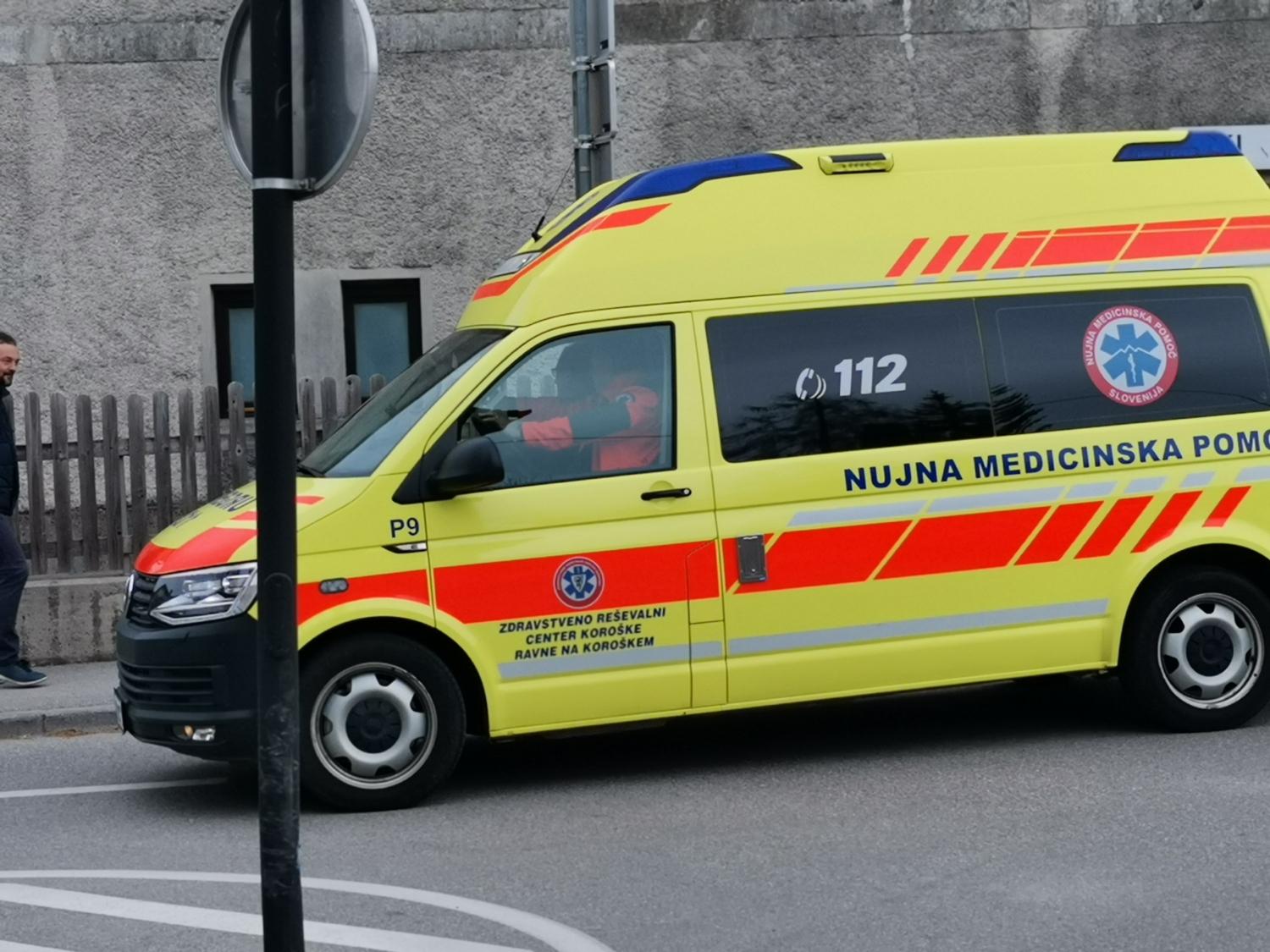 Poškodovana kolesarja so prepeljali v SB Slovenj Gradec