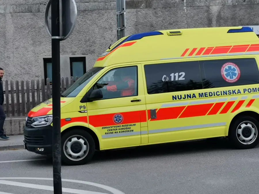 Na Prevaljah trčili osebni vozili. Eno osebo prepeljali v bolnišnico