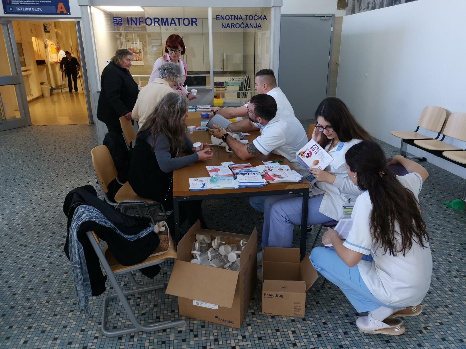 FOTO: Danes ob svetovnem dnevu ledvic si lahko tudi na Koroškem izmerite krvni sladkor, pritisk ter oddate urin