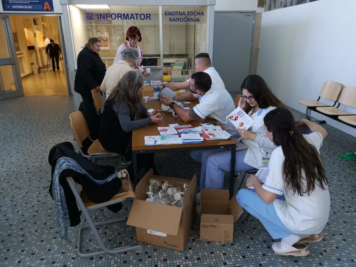 FOTO: Danes ob svetovnem dnevu ledvic si lahko tudi na Koroškem izmerite krvni sladkor, pritisk ter oddate urin