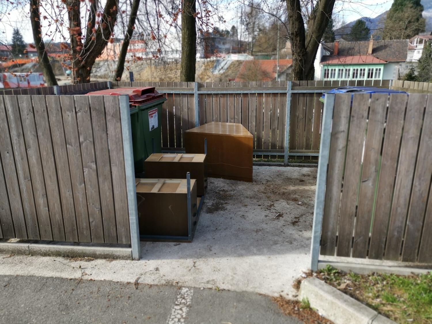 Na lokacije ekoloških otokov postavili dodatne posode za odpadno jedilno olje iz gospodinjstev