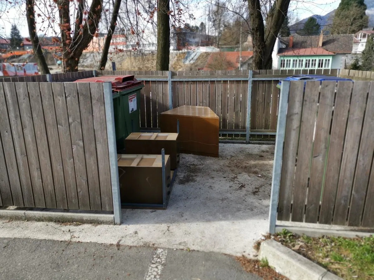 Na lokacije ekoloških otokov postavili dodatne posode za odpadno jedilno olje iz gospodinjstev