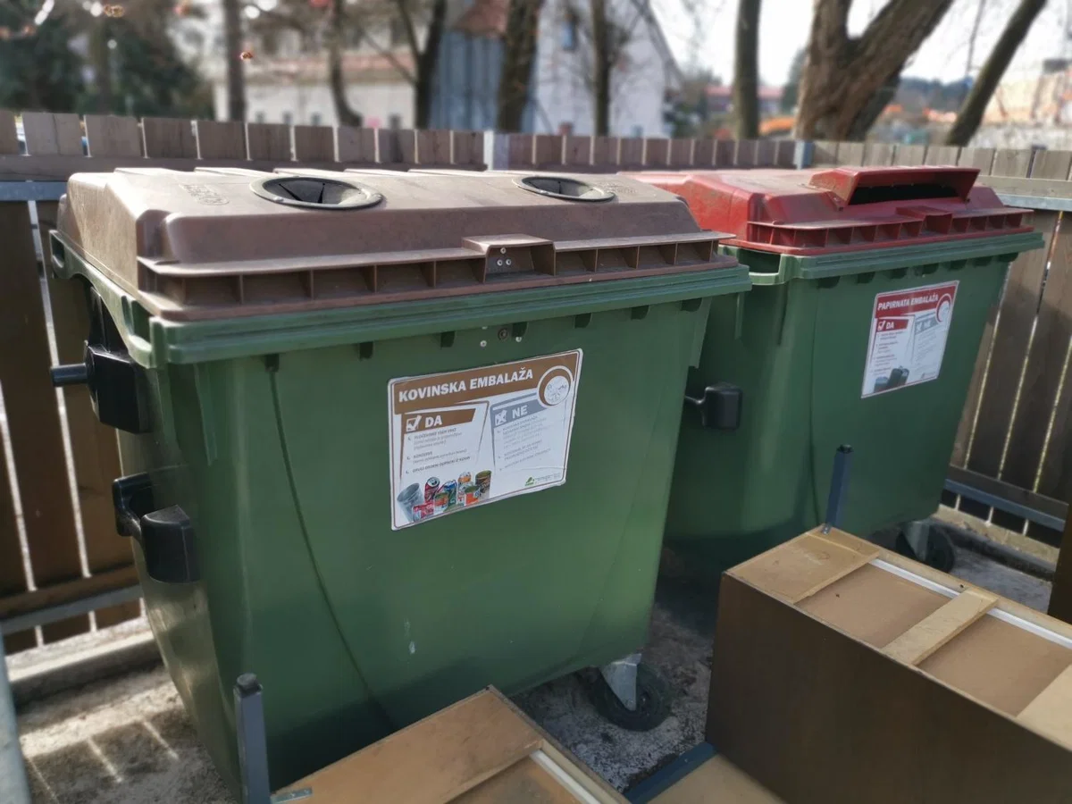 Zaradi zapore ceste na Ravnah onemogočen dostop do ekološkega otoka