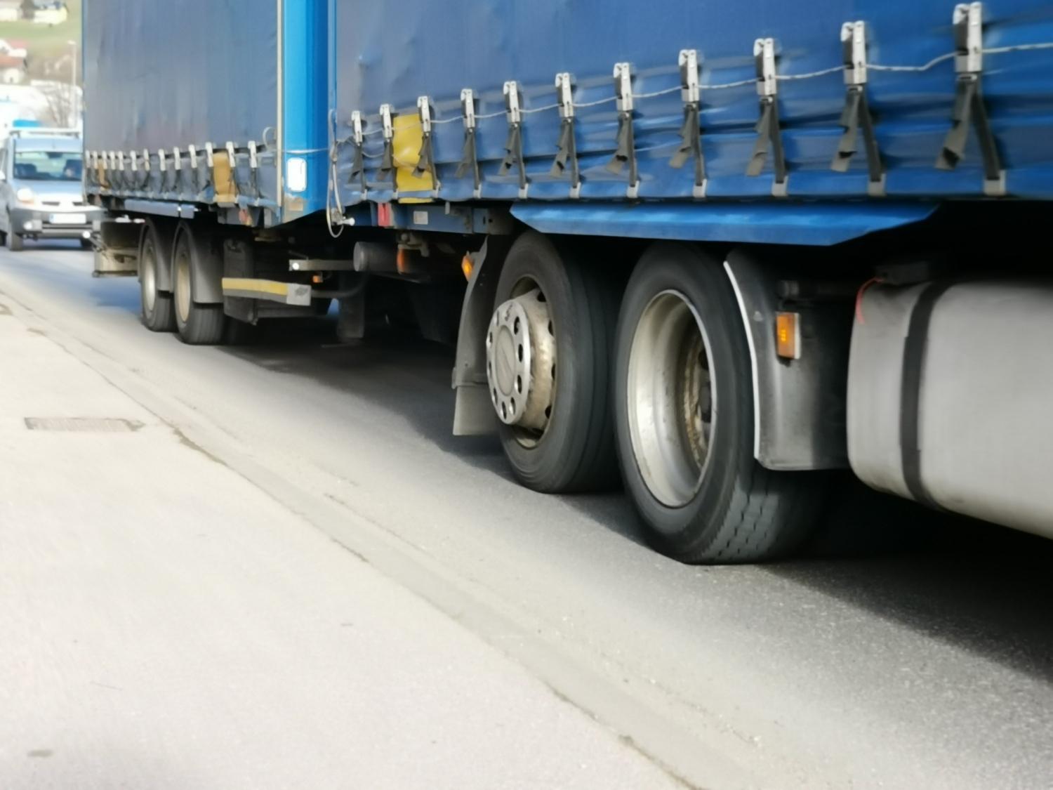 Prometni policisti v nadzoru ustavili 24 voznikov tovornih vozilih, pri 21 voznikih zaznali kršitve 