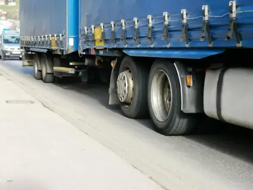Previdno: Razlita tekočina v krožišču na Ravnah