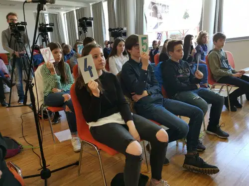 FOTO IN VIDEO: Na Ravnah poteka 29. otroški regijski parlament