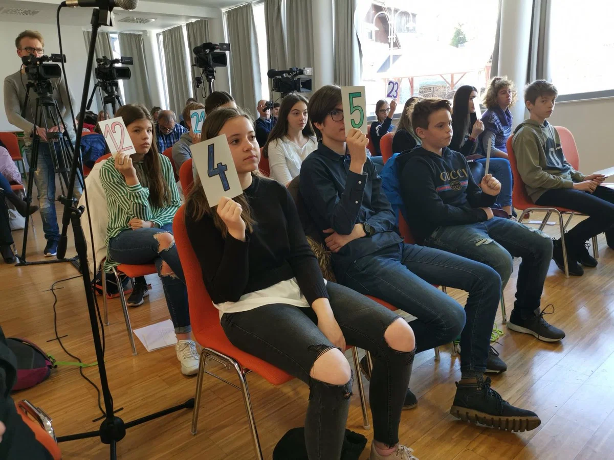 FOTO IN VIDEO: Na Ravnah poteka 29. otroški regijski parlament