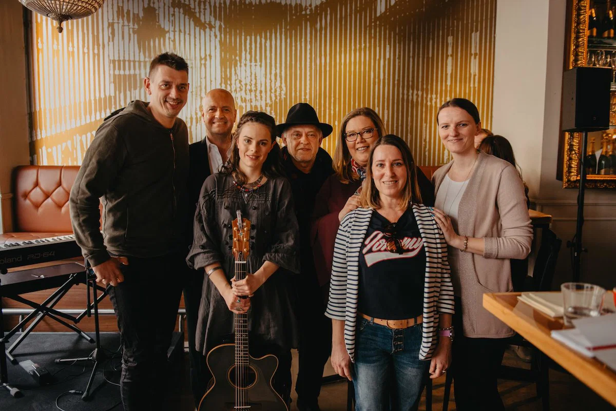 FOTO: Slovenijo je zajel val navdiha. Na tisoče priložnostnih pesnikov plačalo čaj ali kavo z verzom