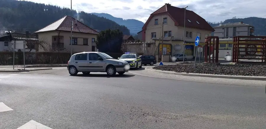 FOTO: Na Prevaljah pijan voznik povzročil prometno nesrečo in pobegnil. Izsledili so ga avstrijski policisti