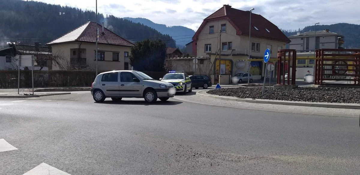 FOTO: Na Prevaljah pijan voznik povzročil prometno nesrečo in pobegnil. Izsledili so ga avstrijski policisti