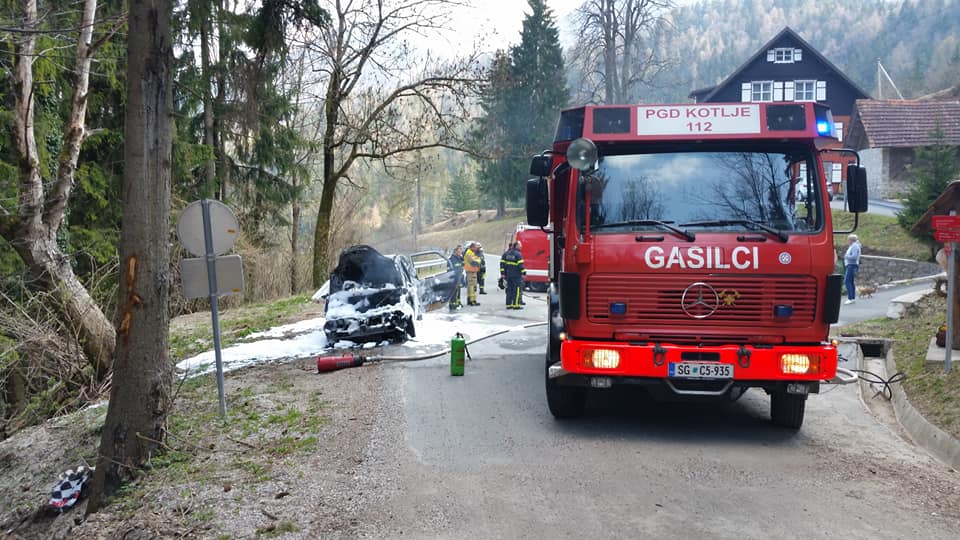 FOTO: Gasilci pogasili goreče vozilo