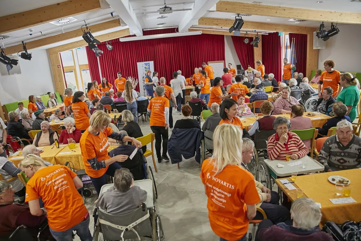 Zaposleni v prevaljskem Leku delovno okolje zamenjali za sodelovanje z lokalno skupnostjo (FOTO)
