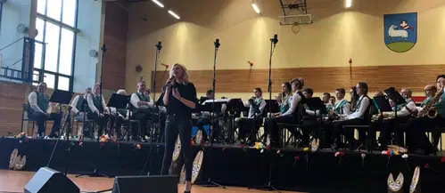 Uspešno izveden koncert Godbe na pihala Ojstrica z gostjo Sašo Zamernik (FOTO)