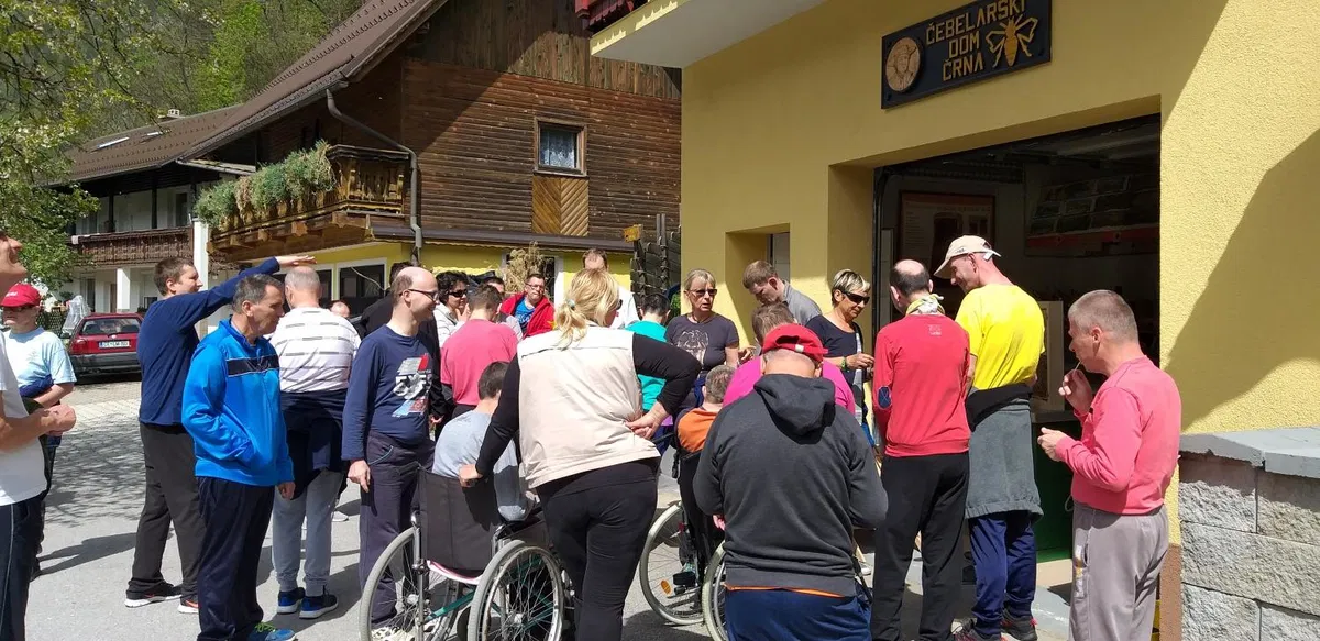 Čebelarji čebelarskega društva Črna odprli svoja vrata