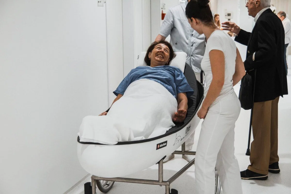 "Oldi": Voziček, ki omogoča starejšim, nepomičnim ljudem izhod iz doma