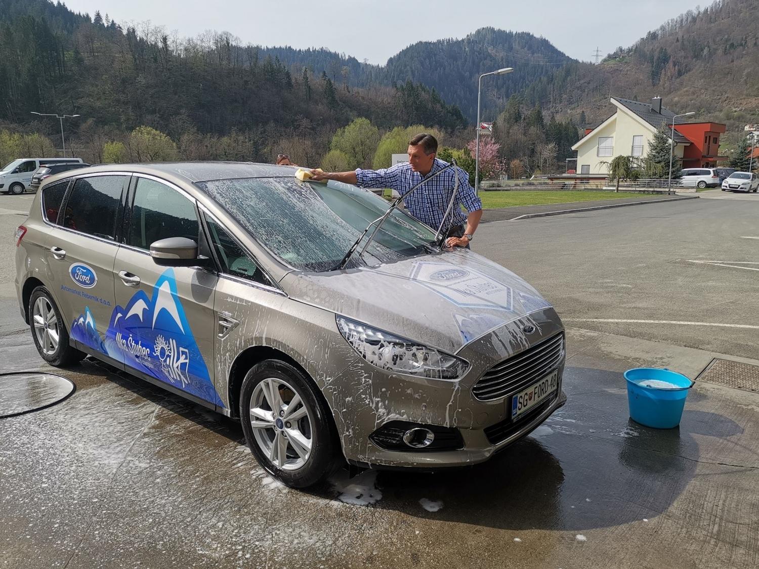 FOTO: Predsednik države je držal obljubo in Ilki Štuhec opral avto