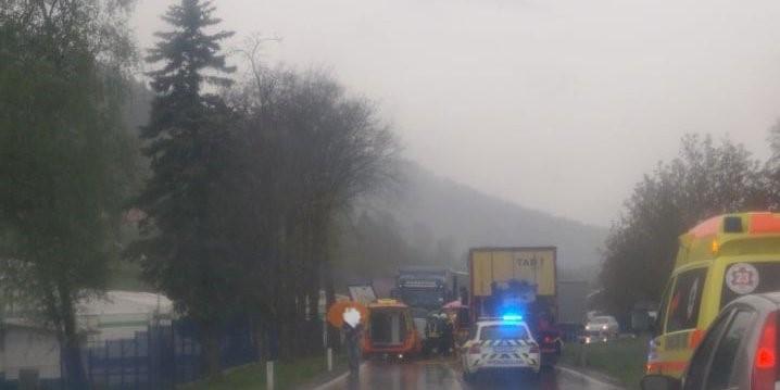 V prometni nesreči v Pamečah poškodovana ena oseba (FOTO)