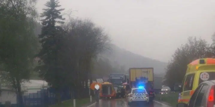 V prometni nesreči v Pamečah poškodovana ena oseba (FOTO)