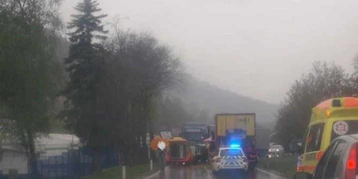 V prometni nesreči v Pamečah poškodovana ena oseba (FOTO)