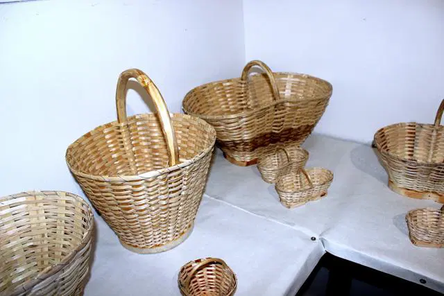 FOTO: V Galeriji Fajči na ogled pleteni cekarji in druga ročna dela