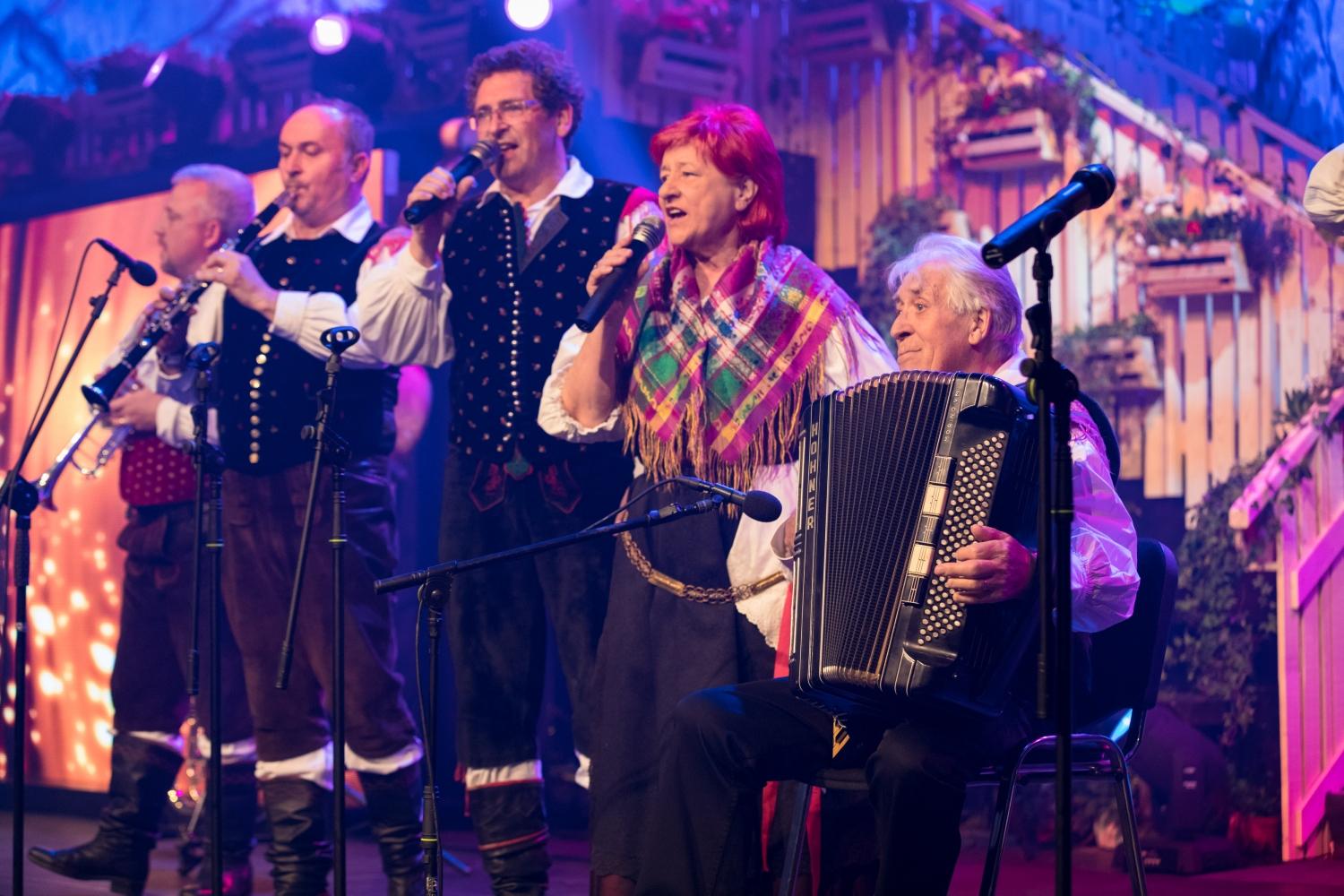 FOTO: Koncert "V pomlad s Smehom": Štirje kovači na noge dvignili velenjsko dvorano