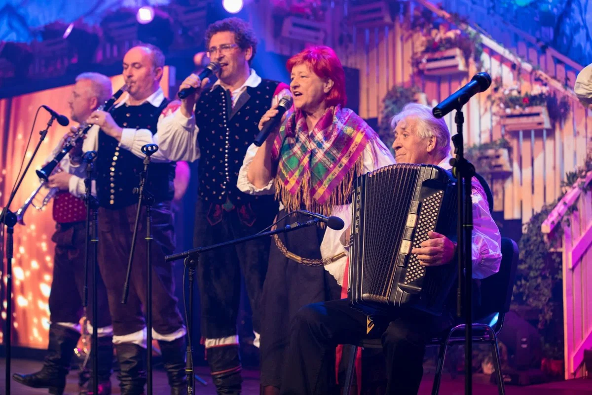 FOTO: Koncert "V pomlad s Smehom": Štirje kovači na noge dvignili velenjsko dvorano