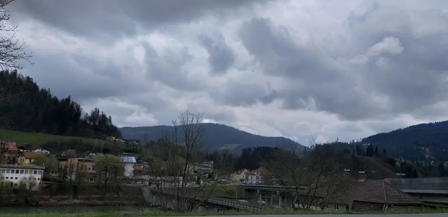 Notranje ministrstvo bo v najem oddalo dve garaži v Dravogradu