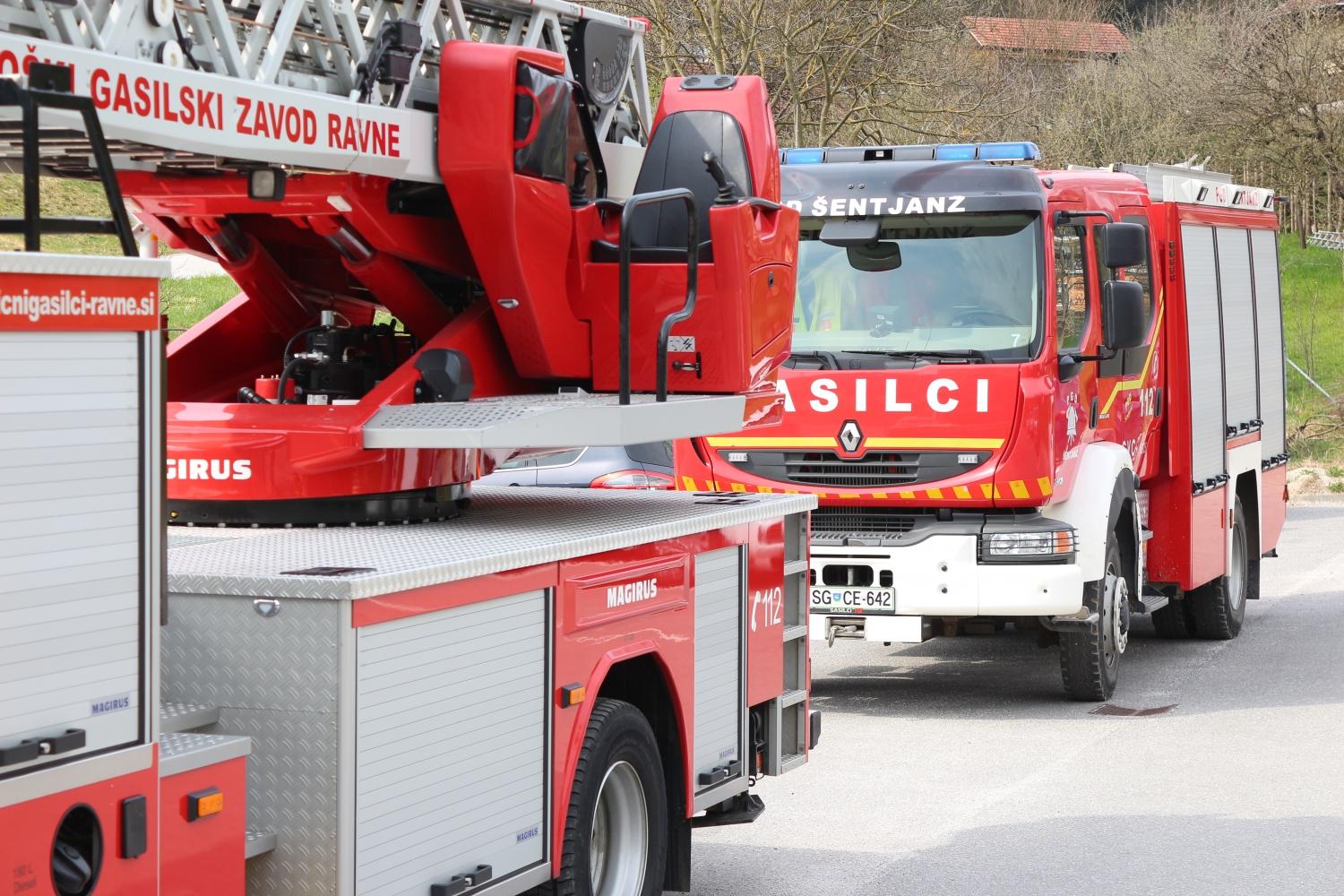 Gasilci in reševalci na delu: evakuacija dijakov, poškodovana pohodnica, podrto drevje