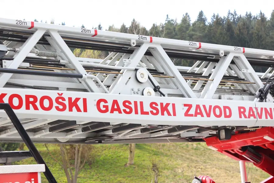 V Mežici gasilci pomagali policiji ter reševalcem do onemogle osebe v stanovanju