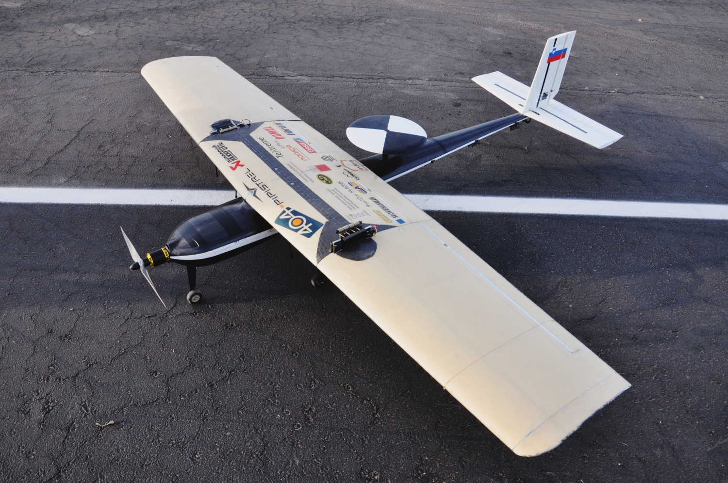 FOTO: Študenti strojništva s Slovenjgradčanom na čelu ustvarili najboljše brezpilotno letalo