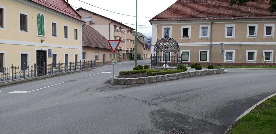 Strela udarila na območju Mute. Domačini so jo posneli (VIDEO)